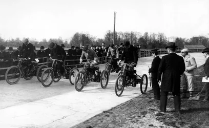 Participants à une course de tricycles motorisés à Saint-Pétersbourg, vers 1899